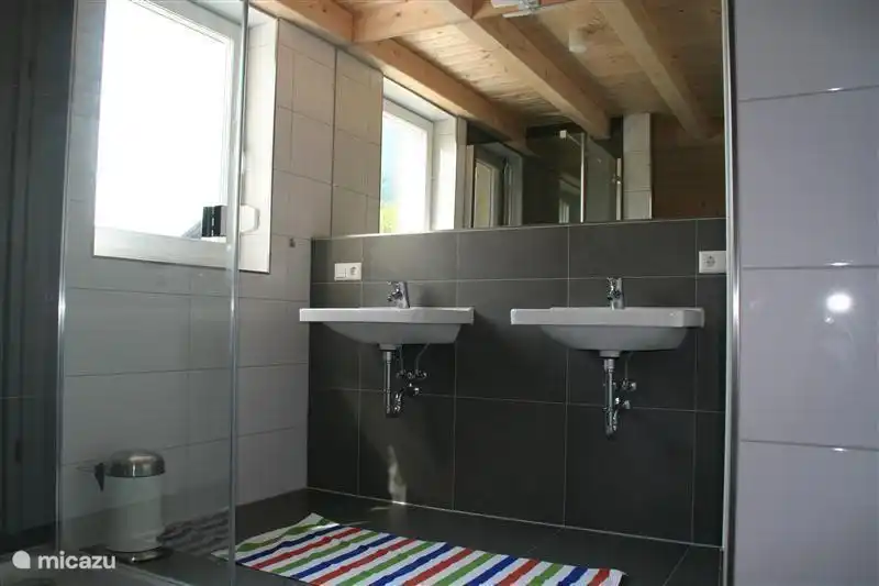 1ère salle de bain au 1er étage avec 2 lavabos, douche et bain.