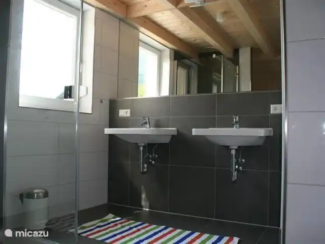 villa en Austria, Carintia, Kötschach-Mauthen – Villa Montañara 1er baño en 1er piso con 2 lavabos, ducha y bañera.