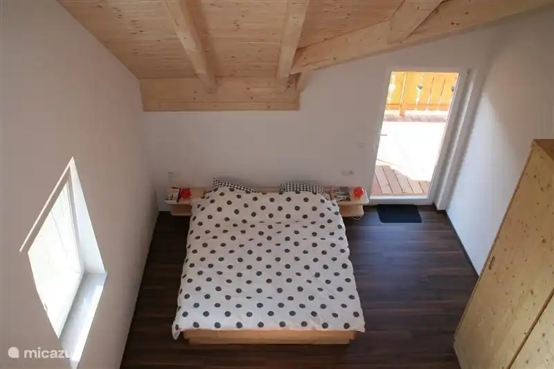 Chambre avec accès au balcon ensoleillé.