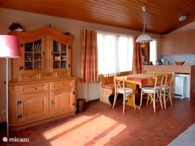 Chalet Mistelhof Apartamento planta alta 4 pers en Suiza, Valais, Fiesch - chalet Parte superior (2 dormitorios): amplia zona de comedor con mesa para 10 personas si es posible utilizar todo el chalet con 2 familias o grupo de amigos