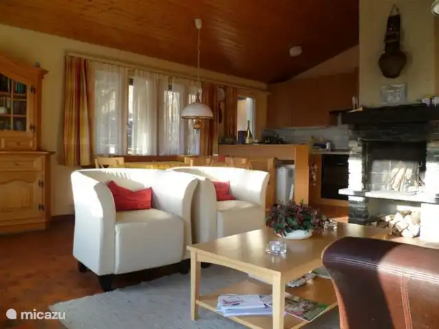 Chalet Mistelhof Apartamento planta alta 4 pers en Suiza, Valais, Fiesch - chalet Alrededor de la chimenea y vista a la cocina abierta
