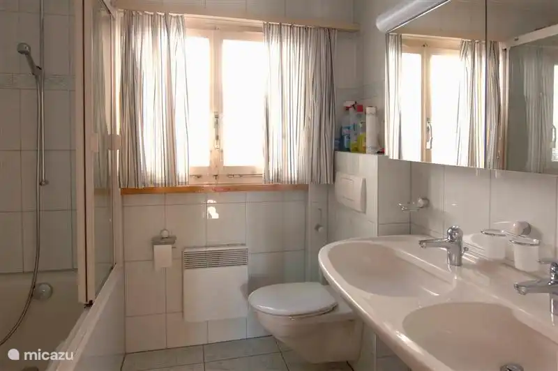 Upper section:
Luxurious bathrooms with bath / shower / double sinks and toilet
At the entrance is an extra toilet