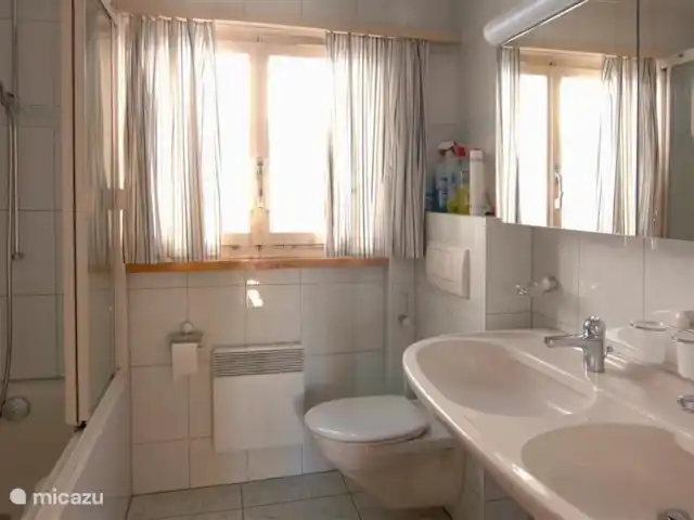 Chalet Mistelhof Apartamento planta alta 4 pers en Suiza, Valais, Fiesch - chalet Parte superior: 
Lujosos cuartos de baño con bañera / ducha / lavabo doble e inodoro 
Hay un aseo adicional en la entrada