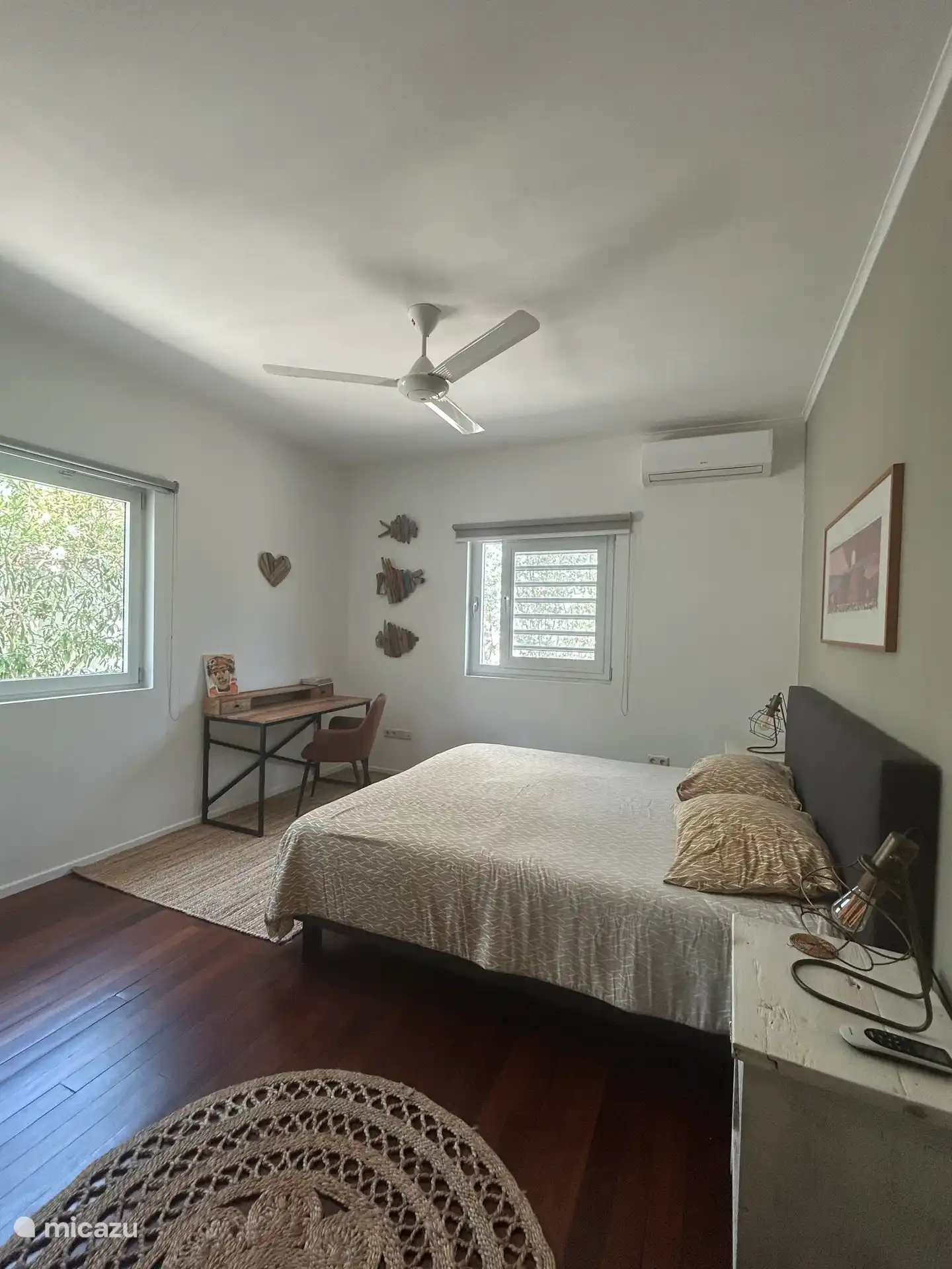 gastenkamer met werkplek en eigen badkamer