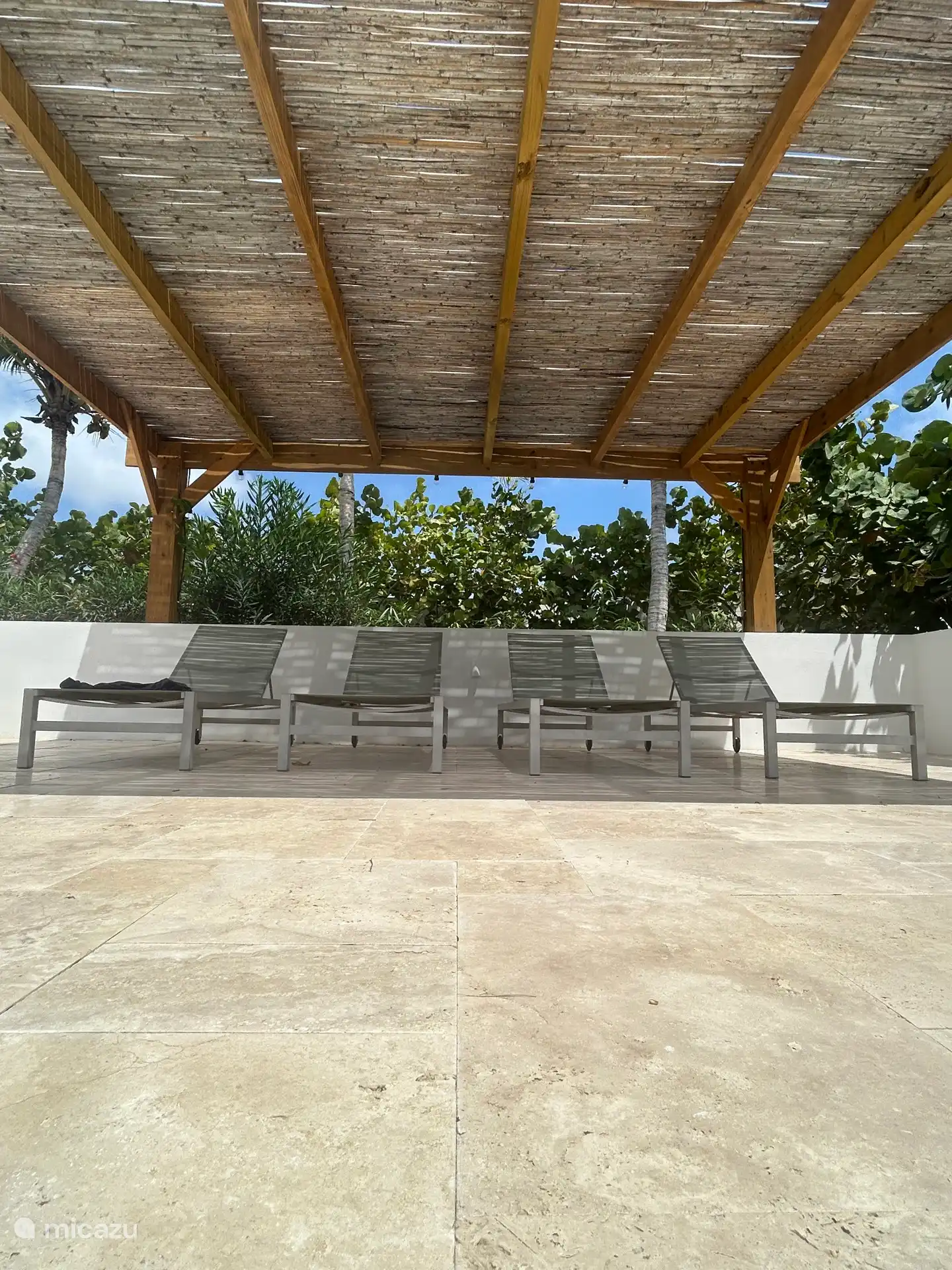 Laatste zon pakken in pergola