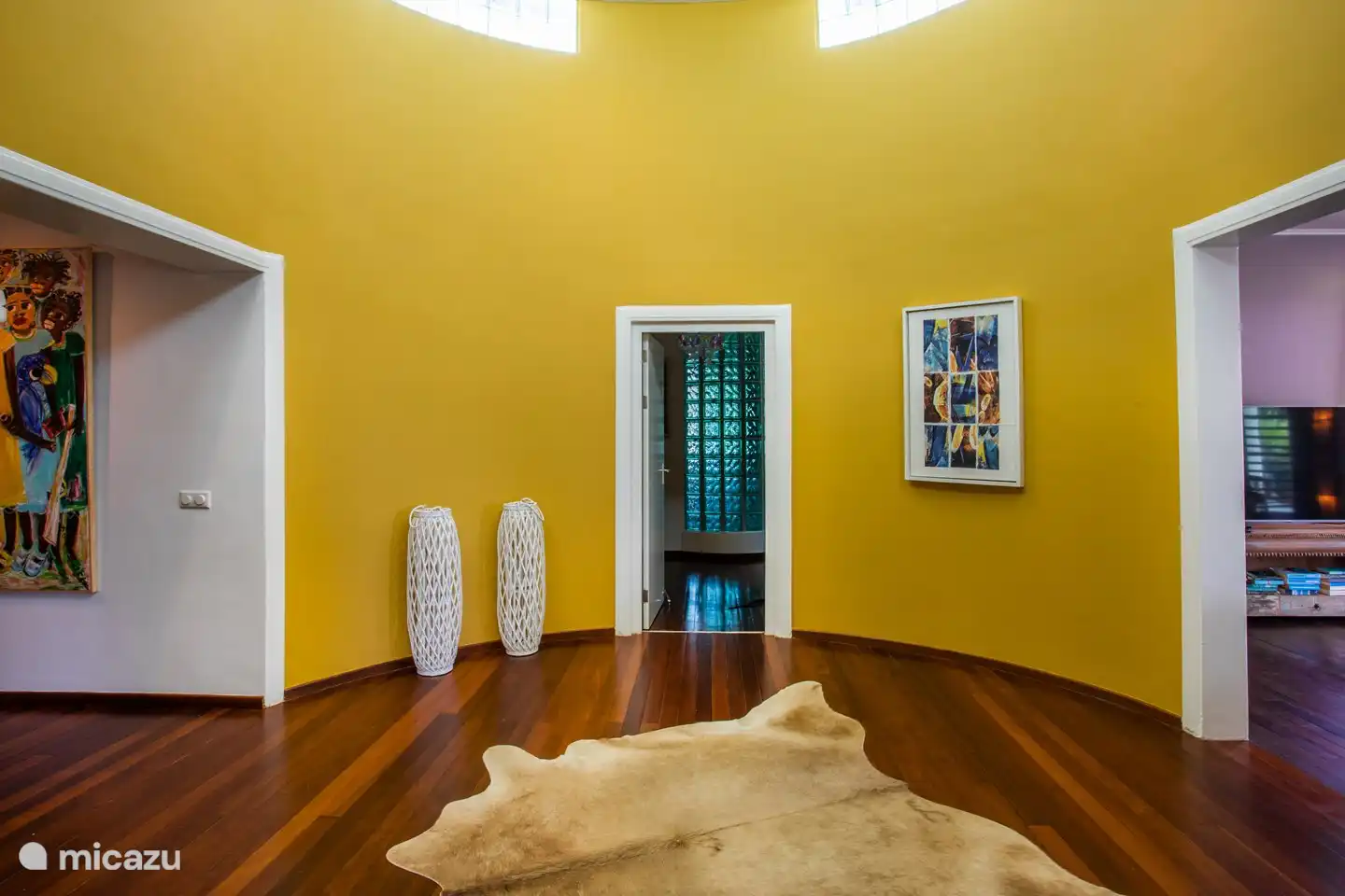 Round hall with skylight in the middle of the house