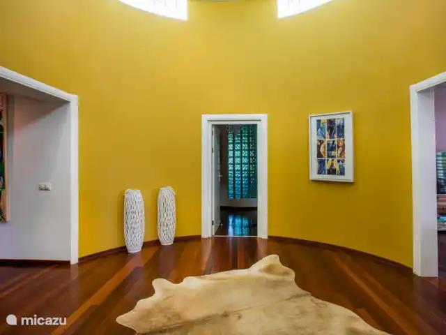 Belle villa tropicale à Jan Thiel | Curaçao, Banda Ariba (est), Jan Thiel - villa Hall rond avec lucarne au milieu de la maison