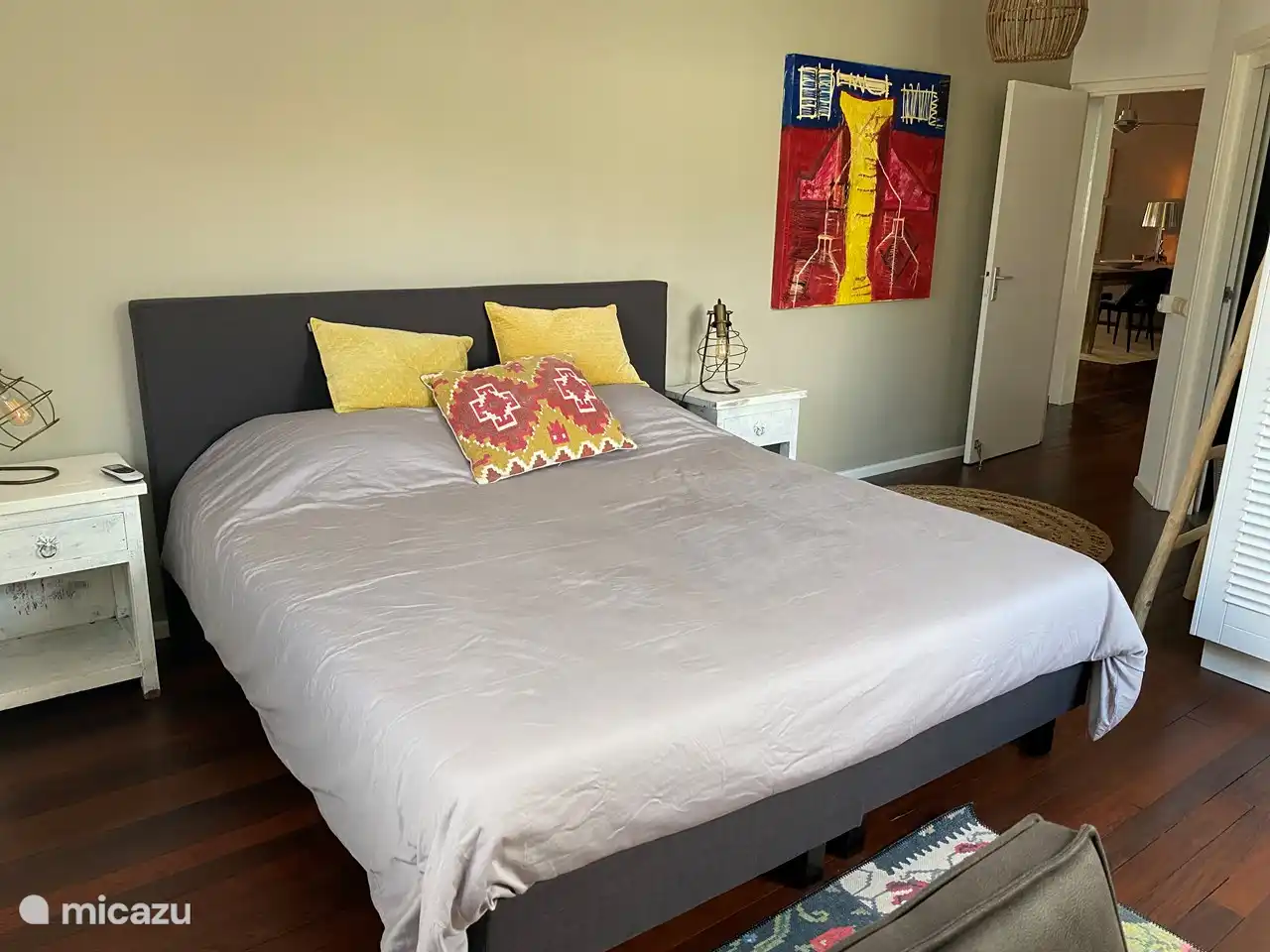 Guest room I with queen bed for 2 persons