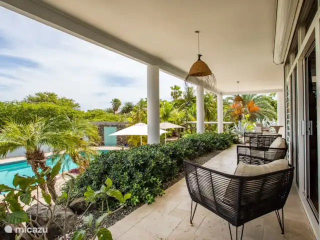 Belle villa tropicale à Jan Thiel | Curaçao, Banda Ariba (est), Jan Thiel - villa Coin salon avec vue sur la piscine