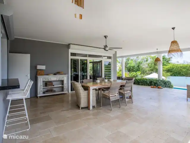 Belle villa tropicale à Jan Thiel | Curaçao, Banda Ariba (est), Jan Thiel - villa Bonne circulation de la cuisine au patio