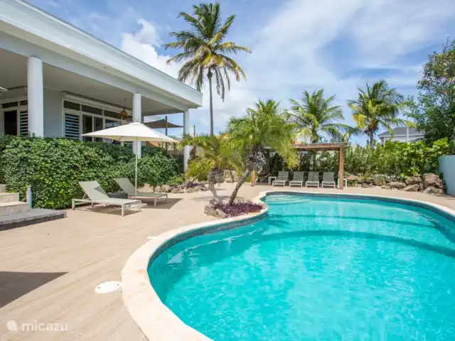 Belle villa tropicale à Jan Thiel | Curaçao, Banda Ariba (est), Jan Thiel - villa La piscine sous l’autre angle