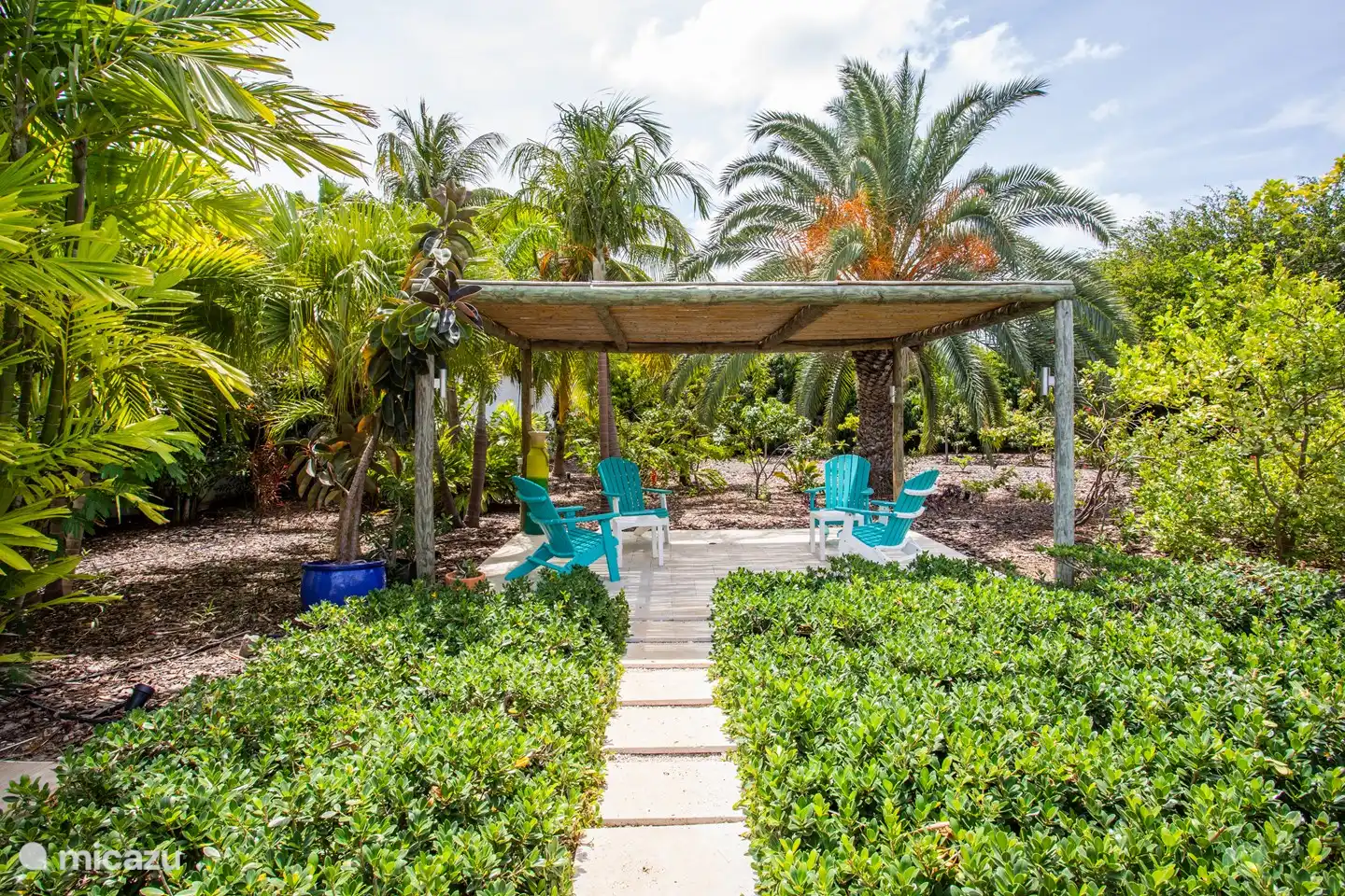 From swimming pool to pergola in large double plot tropical garden