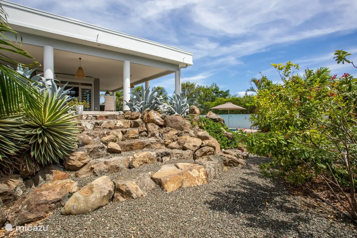 Natural staircase from patio to the garden