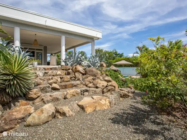 Belle villa tropicale à Jan Thiel | Curaçao, Banda Ariba (est), Jan Thiel - villa Escalier naturel du patio au jardin