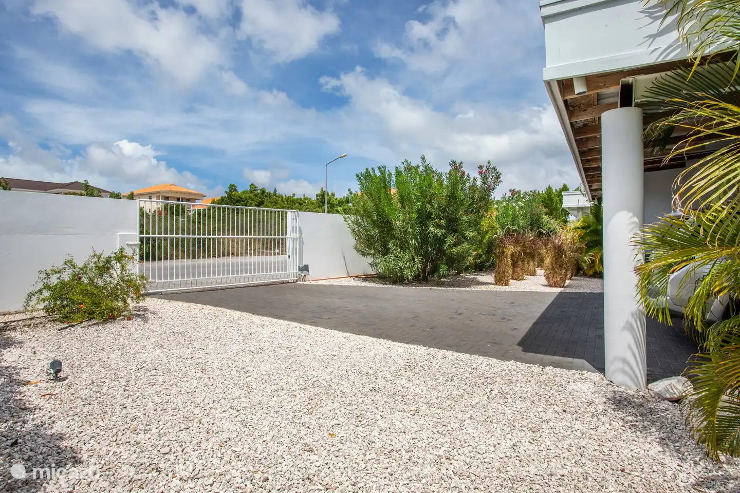 Electric entrance gate with remote control