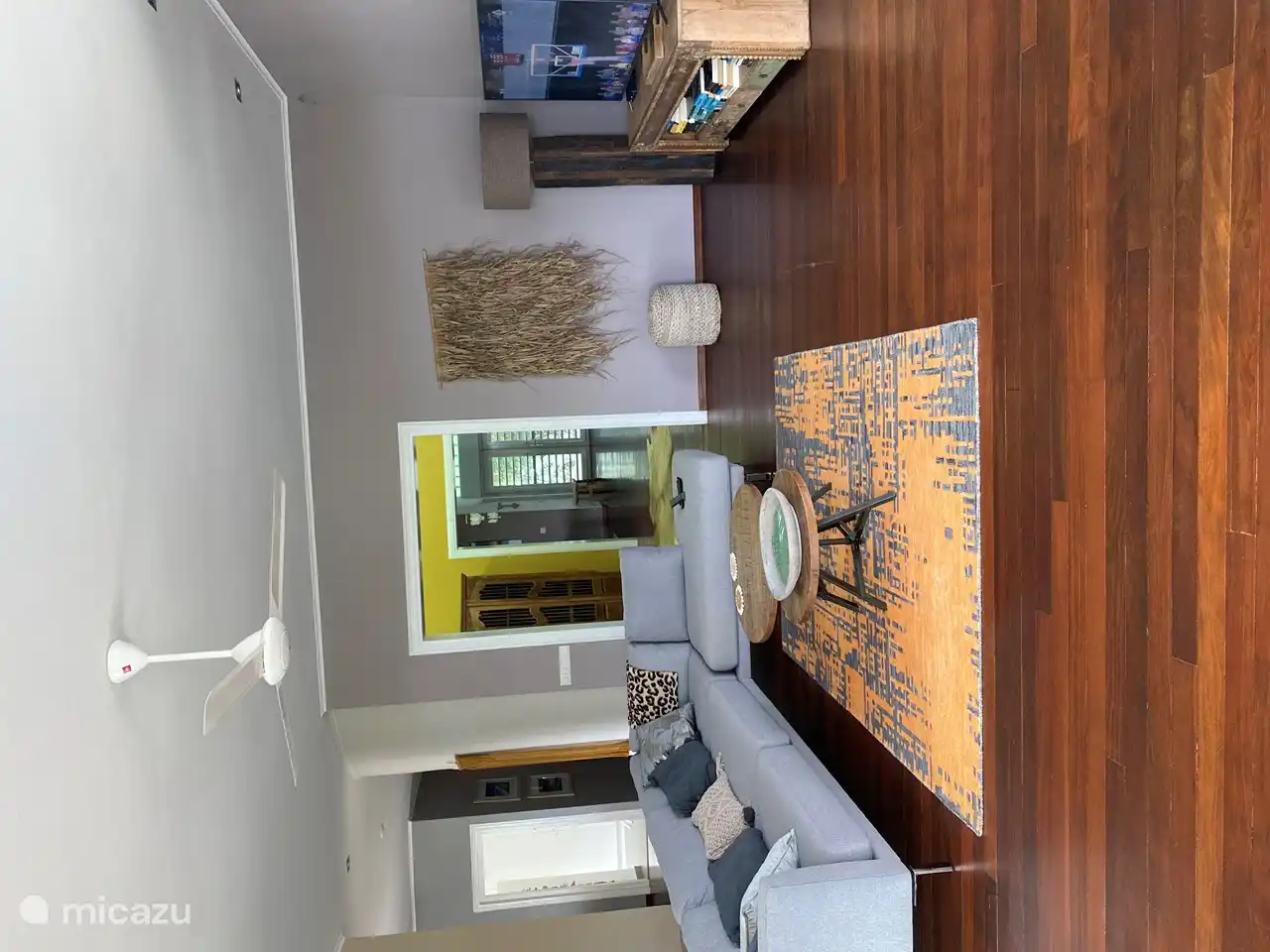 Comfortable zither with large screen TV (65 inch) in the living room