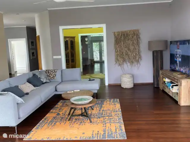 Belle villa tropicale à Jan Thiel | Curaçao, Banda Ariba (est), Jan Thiel - villa Cithare confortable avec télévision grand écran (65 pouces) dans le salon