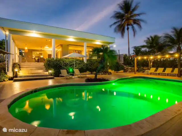 Belle villa tropicale à Jan Thiel | Curaçao, Banda Ariba (est), Jan Thiel - villa Voici à quoi cela ressemble le soir