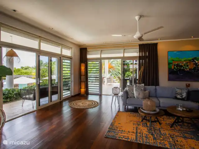 Belle villa tropicale à Jan Thiel | Curaçao, Banda Ariba (est), Jan Thiel - villa Salon avec 3 fenêtres coulissantes donnant sur la terrasse