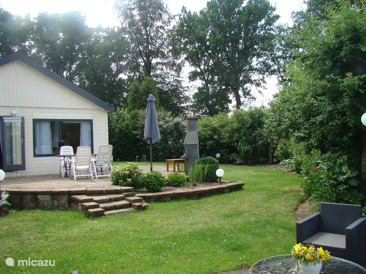 Garten mit viel Sonne und Schatten