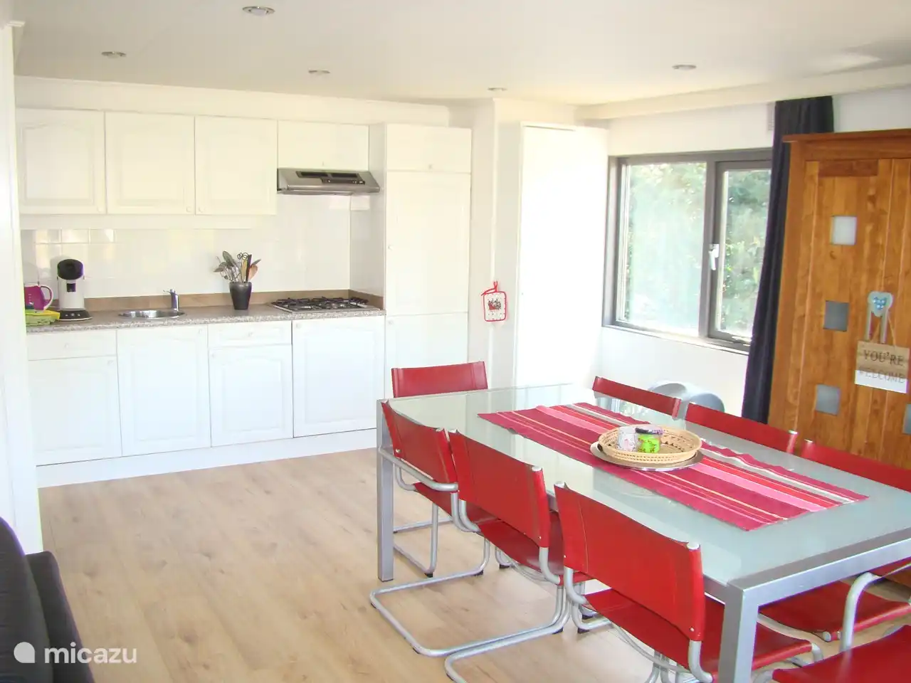 Küche mit Geschirrspüler Kühlschrank mit Gefrierschrank