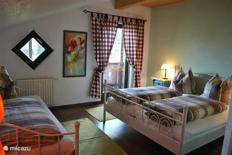 Deze ruime slaapkamer, met direkte toegang tot het balkon, vanwaar u een fantastisch, onbebouwd uitzicht heeft op het Steinerne Meer,  is voor 2 of 3 personen geschikt. 