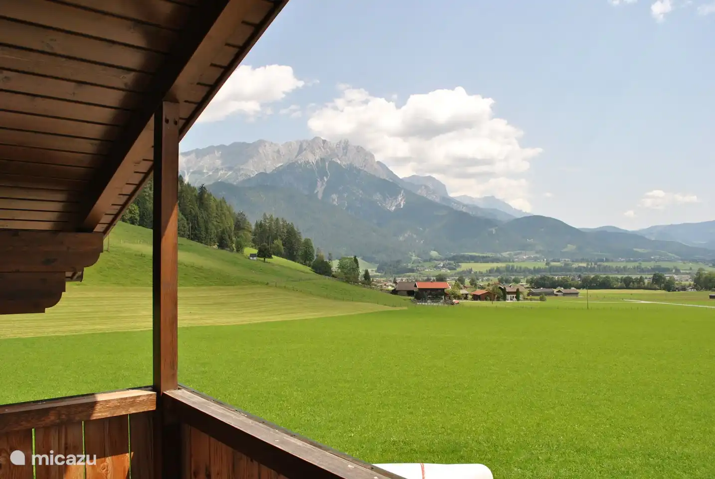 Het uizicht blijft hetzelfde, maar iedere dag is het uitzicht anders. Het licht, de wolken. Steeds een spel der natuur.