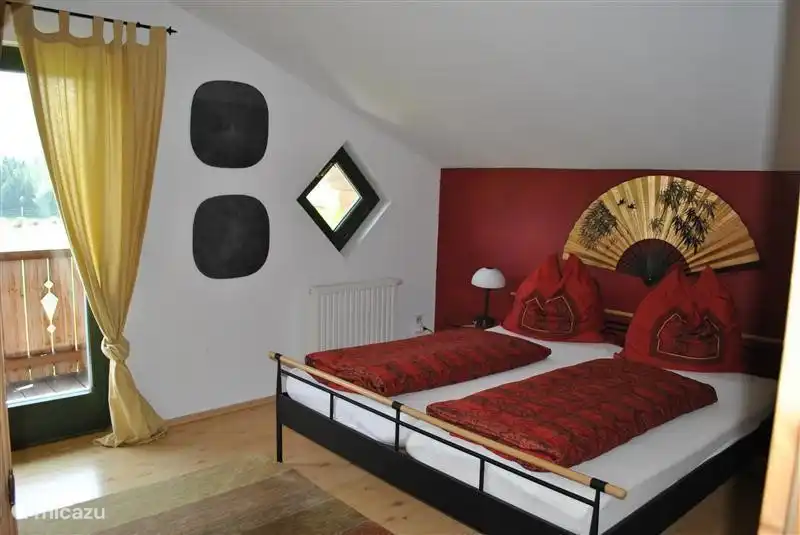 Ook slaapkamer 2 heeft toegang tot het balkon.