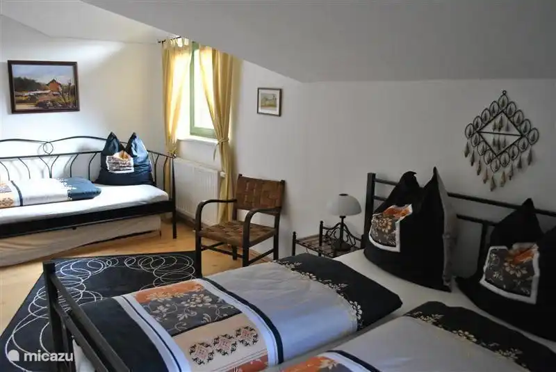 De derde slaapkamer op de eerste verdieping. Hier kunt u zelfs ev.met 4 personen overnachten