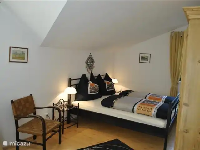 Chalet Olduvaï | Autriche, Salzburgerland, Leogang-Saalfelden - chalet La même chambre que la chambre d’à côté sous un angle différent.
Sur la droite, vous pouvez voir un morceau de la belle armoire en pin à deux portes de 1900