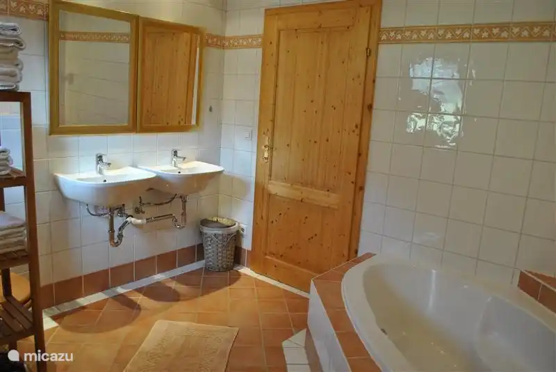 De grote badkamer op de eerste verdieping heeft een hoekbad, een royale douche, twee wasbakken en een toilet.
De badkamer op de begane grond heeft een douche, twee wasbakken en een toilet.
