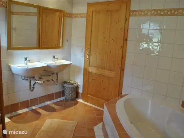 Chalet Olduvaï | Autriche, Salzburgerland, Leogang-Saalfelden - chalet La grande salle de bain au premier étage dispose d’une baignoire d’angle, d’une douche généreuse, de deux lavabos et de toilettes.
La salle de bain au rez-de-chaussée dispose d’une douche, de deux lavabos et de toilettes.