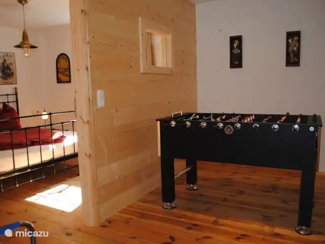 Chalet Olduvaï | Autriche, Salzburgerland, Leogang-Saalfelden - chalet Un match passionnant. Qui gagne ?
Sur la gauche, vous voyez une partie de la chambre 5