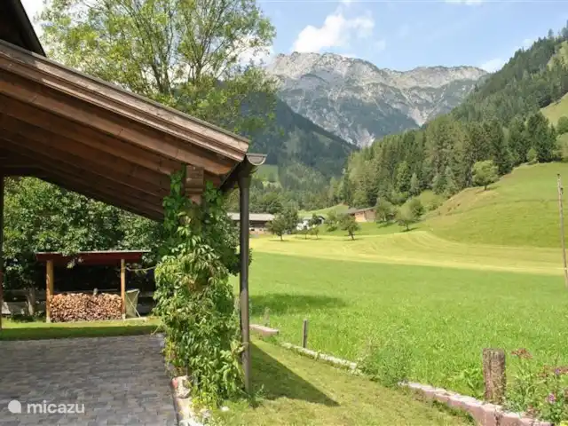Chalet Olduvaï | Autriche, Salzburgerland, Leogang-Saalfelden - chalet Vue sur le Leoganger Steinbergen. À côté du carport, vous pouvez également vous asseoir et profiter de la vue. Léoganger Steinbergen.