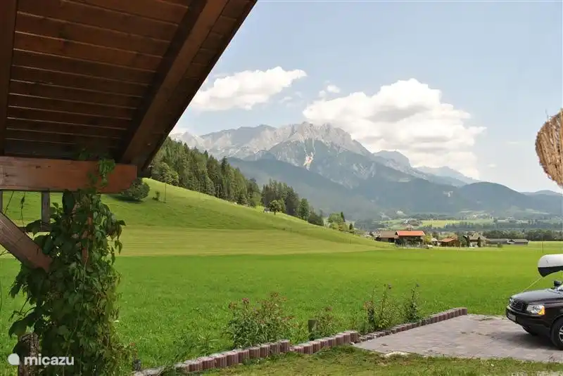 Plaats voor 4 auto s.
 2 op de parkeerplaats, 2 op de oprit