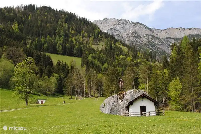 In ca  10  minuten komt u ij deze bij deze kleine kapel 