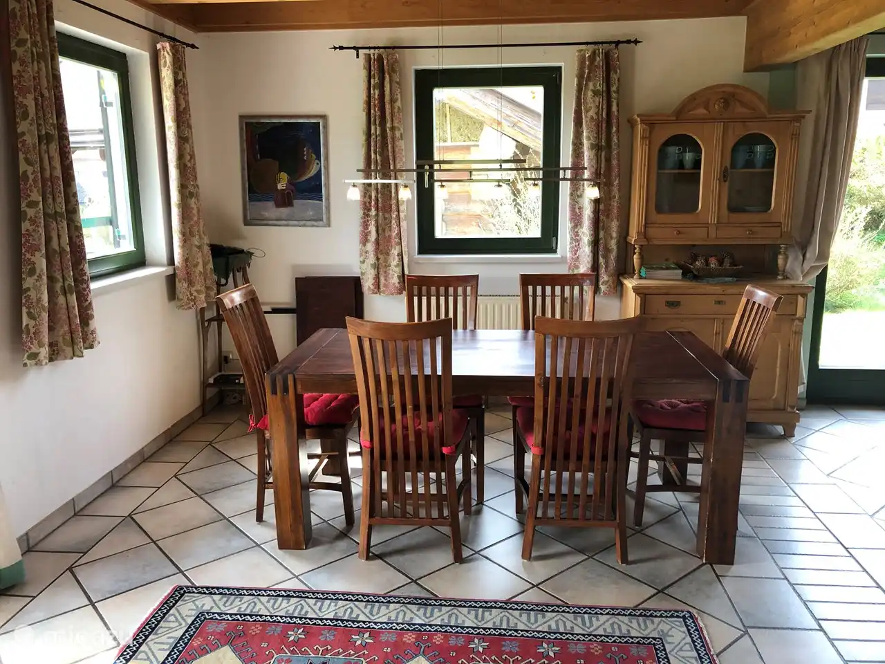 De eettafel kunt u met 2 platen verlengen.