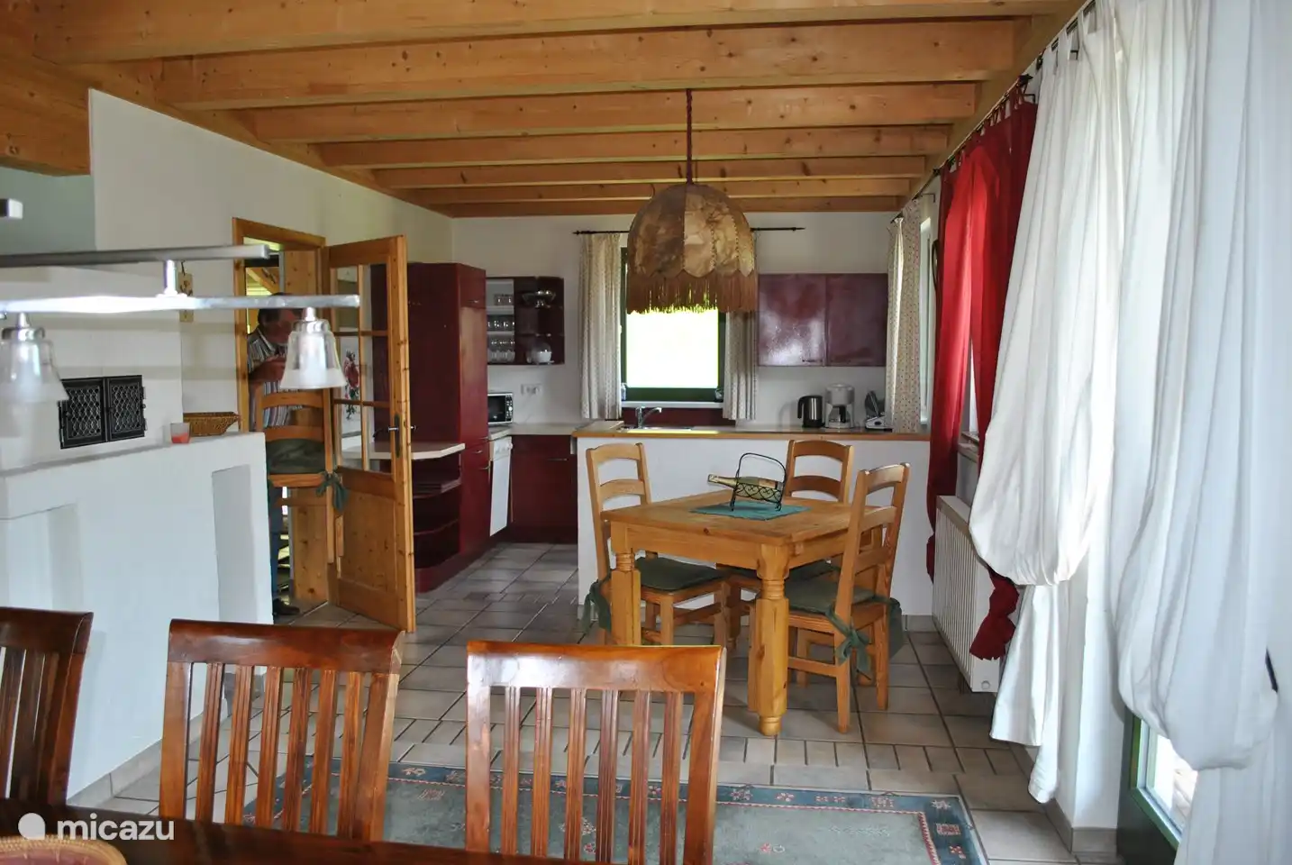 Aan de kleine tafel kunnen de kinderen gezellig spelen terwijl de grote tafel gedekt wordt