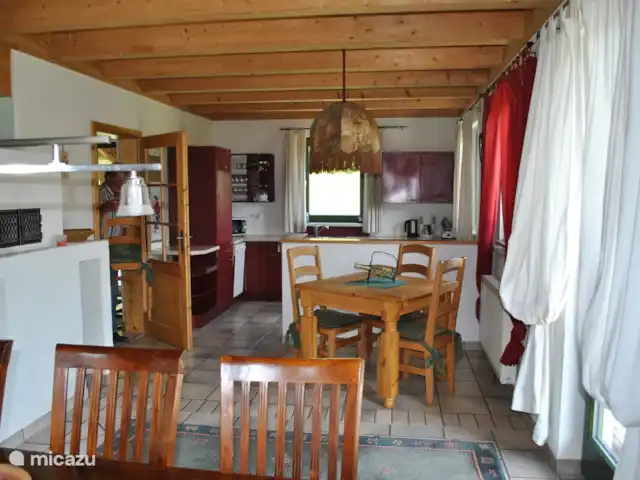 Chalet Olduvaï | Autriche, Salzburgerland, Leogang-Saalfelden - chalet À la petite table, les enfants peuvent jouer pendant que la grande table est dressée