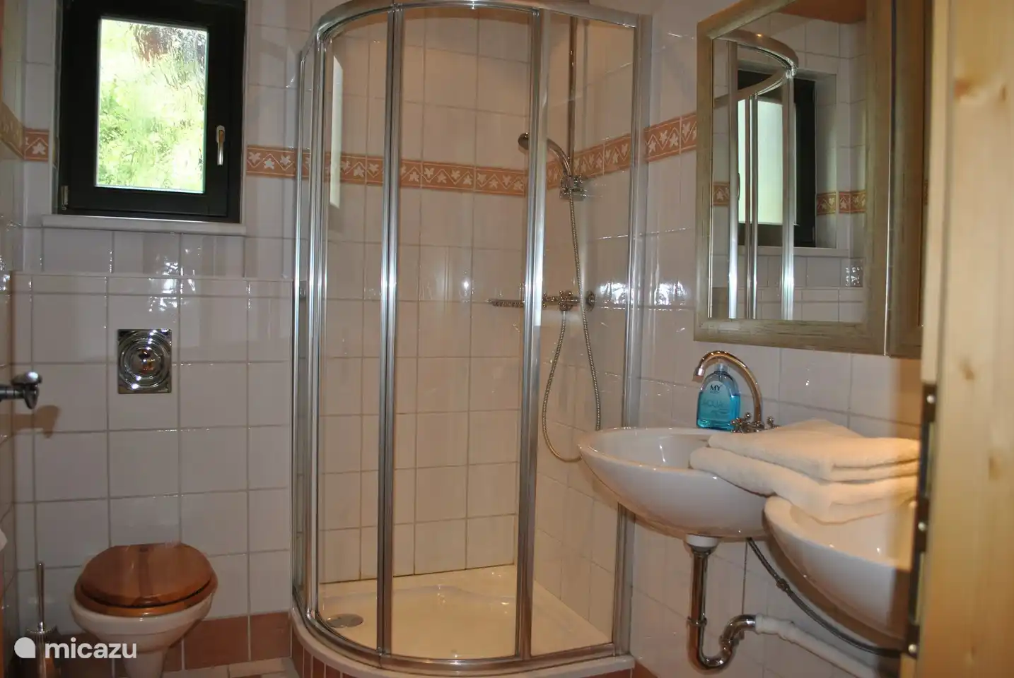 Op de begane grond hebben we deze badkamer. Dusche, toilet, 2 wasbakken.