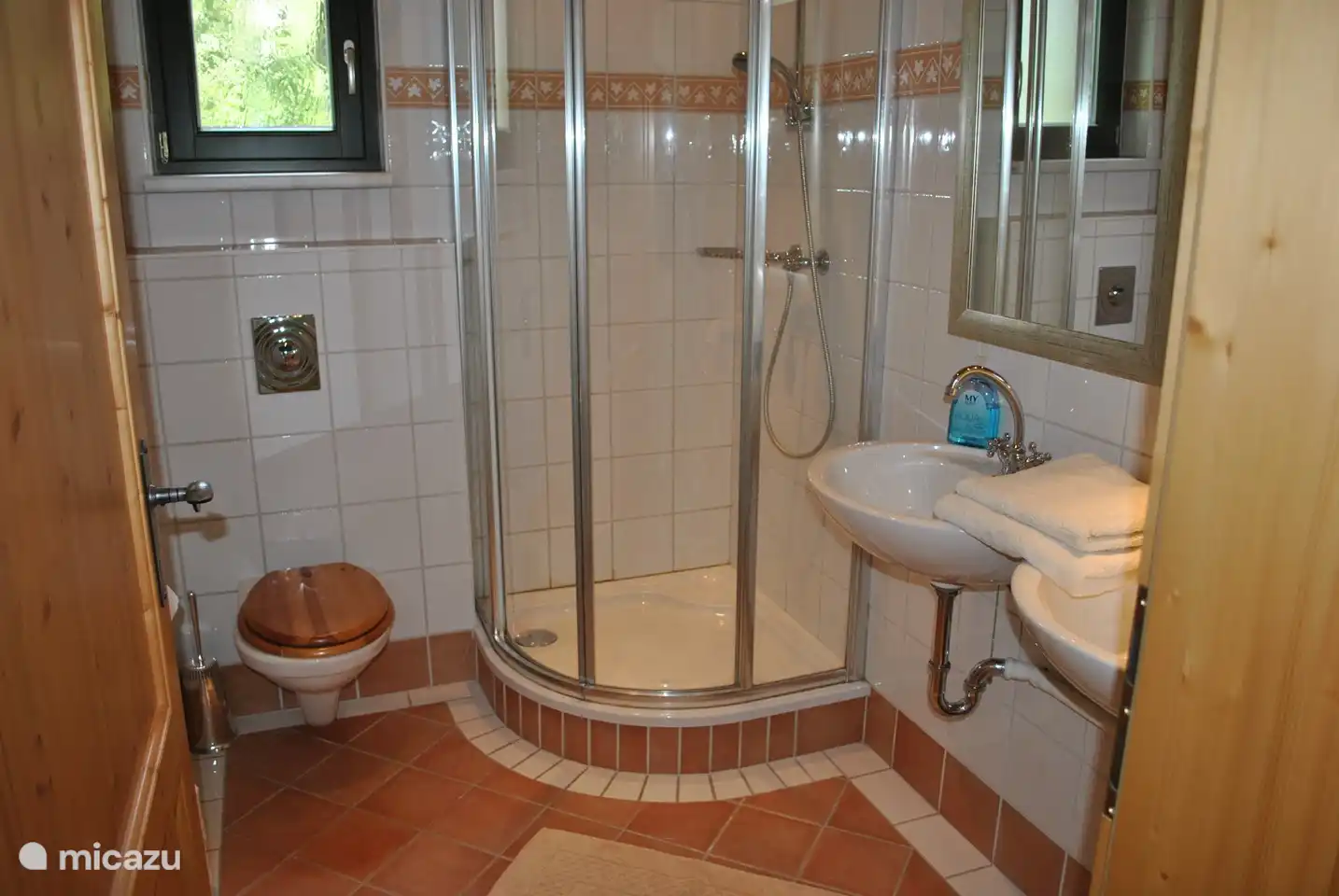 De badkamer op de begane grond.
Douche/toilet, 2 wasbakken