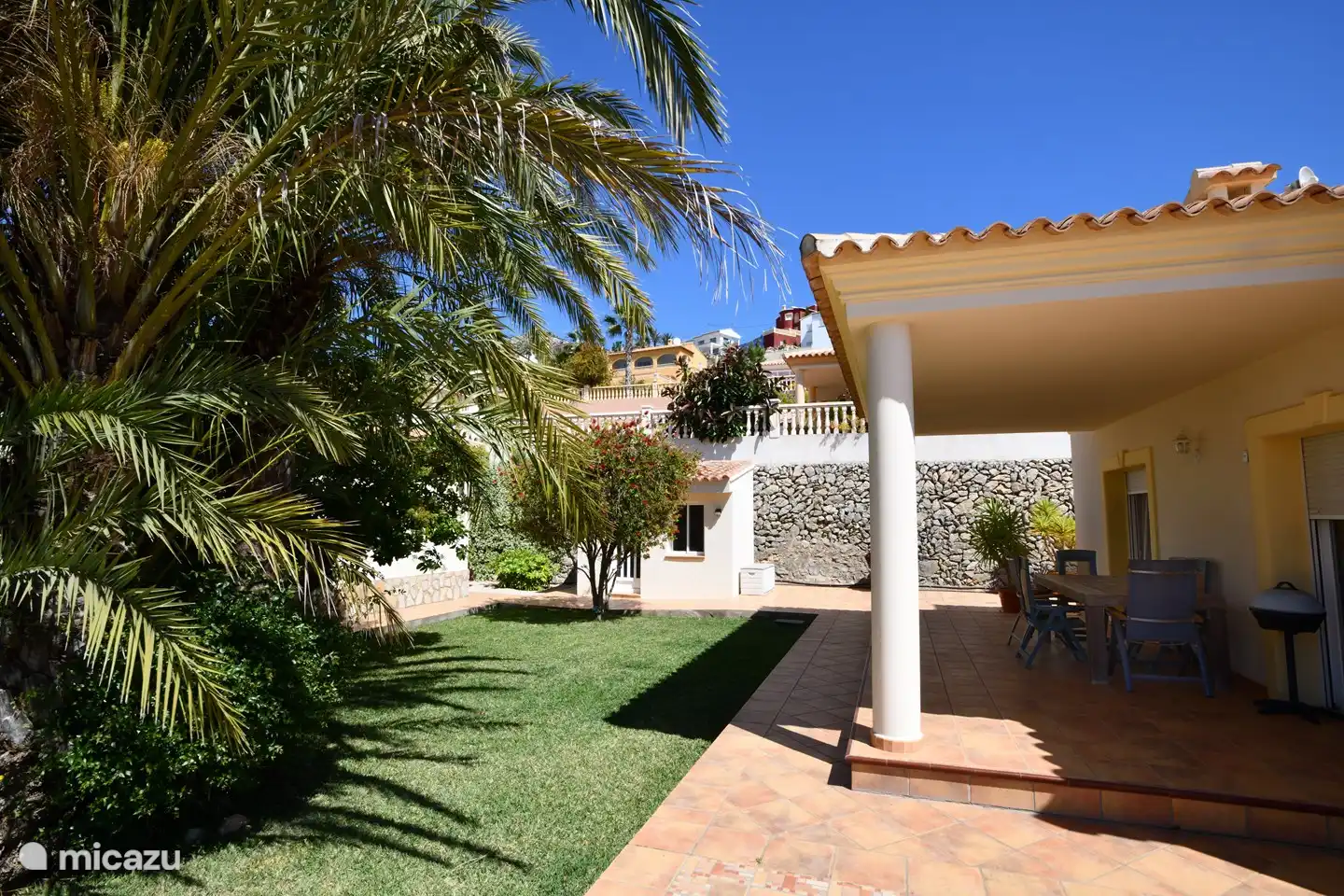 ESTRELLA heeft ook een heerlijke porche aan de zij (west)kant.