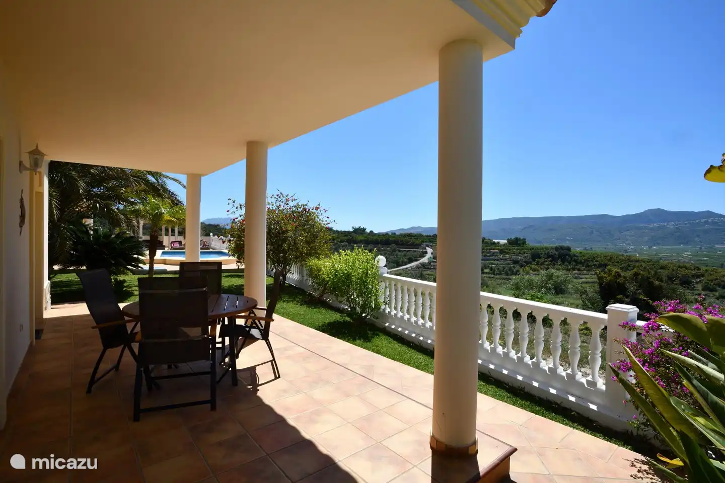 Zicht vanaf terras achterste villa: Luna