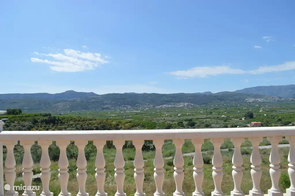 Leuke dorpjes in de verte nodigen uit voor een bezoekje, maar ook de sinaasappel boomgaarden direct dichtbij nodigen uit voor een heerlijke wandeling. 