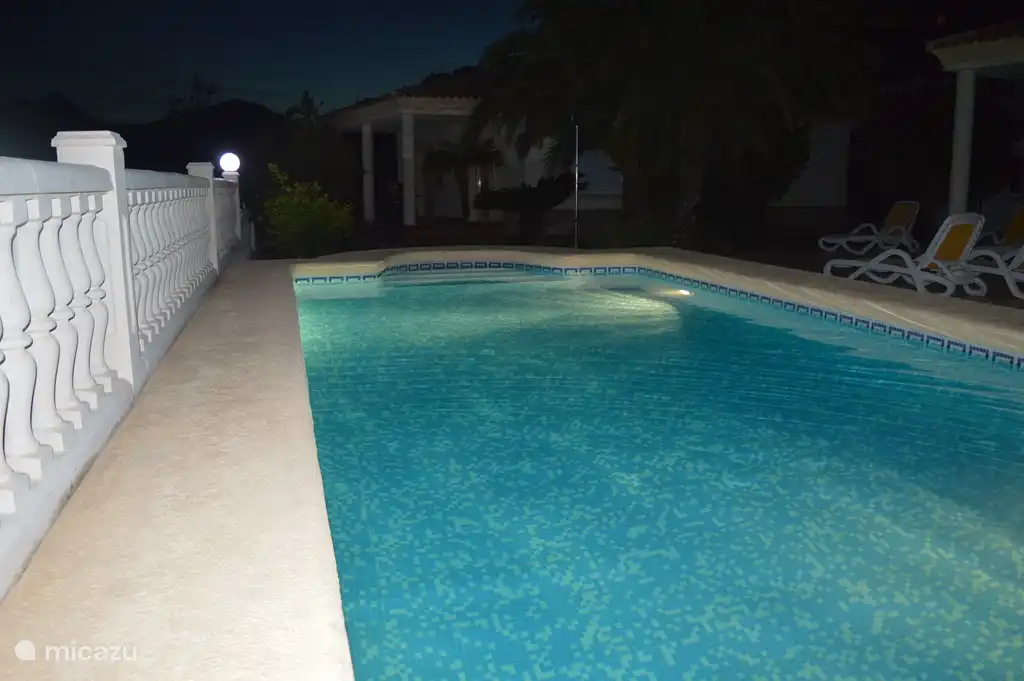 Een poolparty by night.