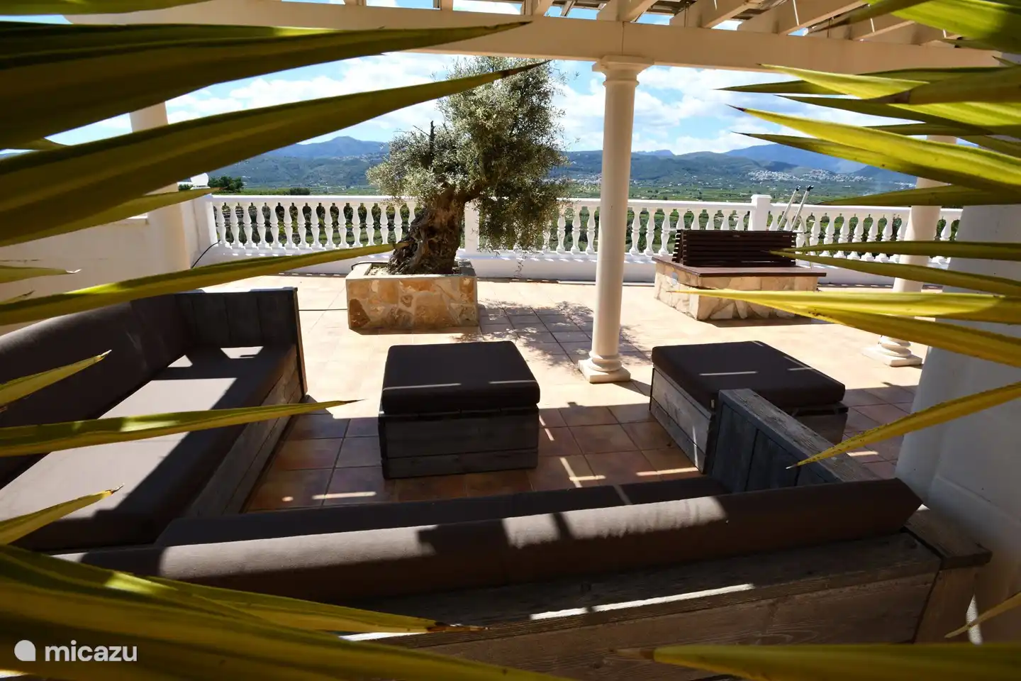 Luxe lounge area met prachtig zicht. Genietend van uw CAVA.