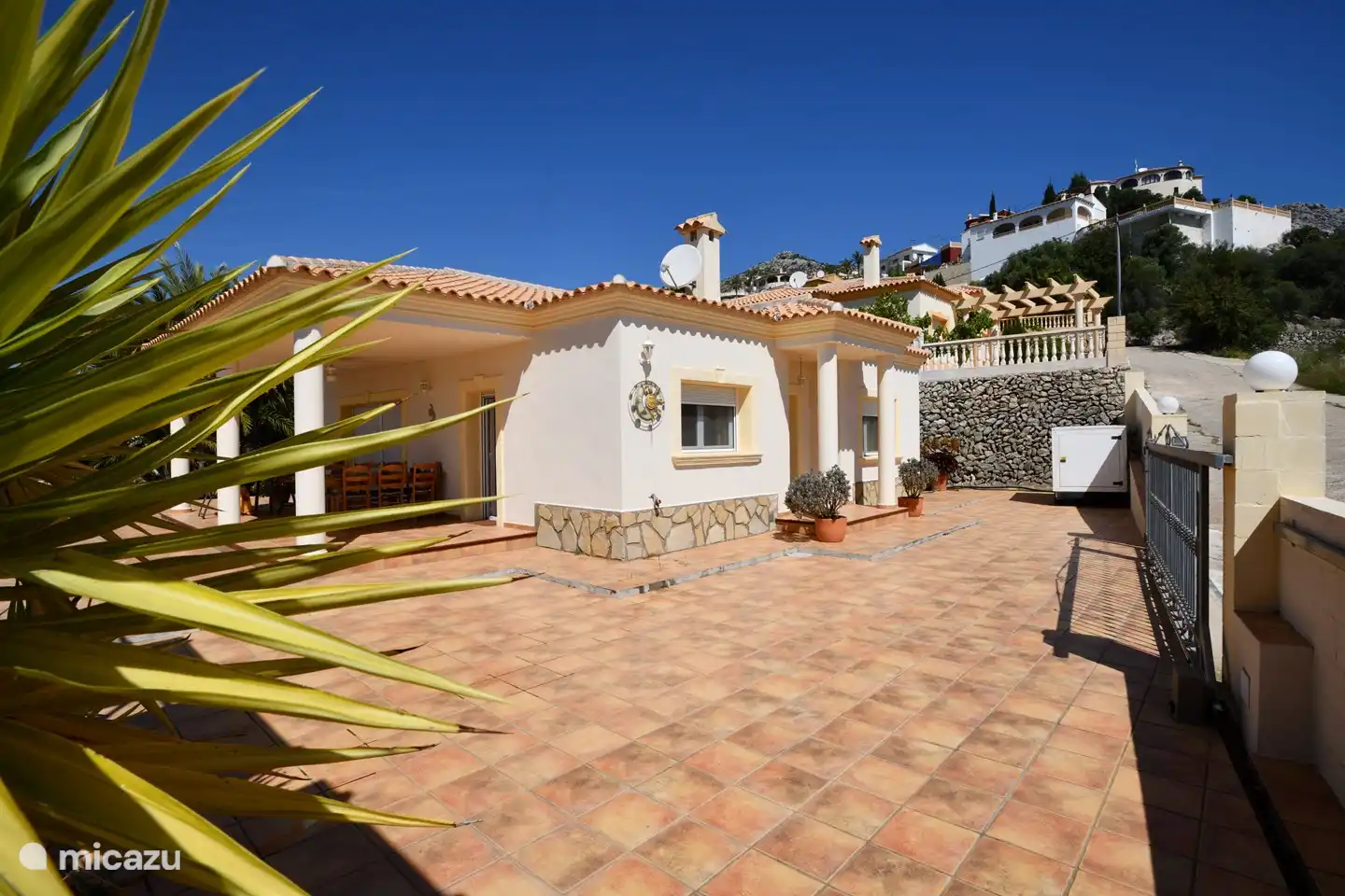 Met ruime parkeergelegenheid.
