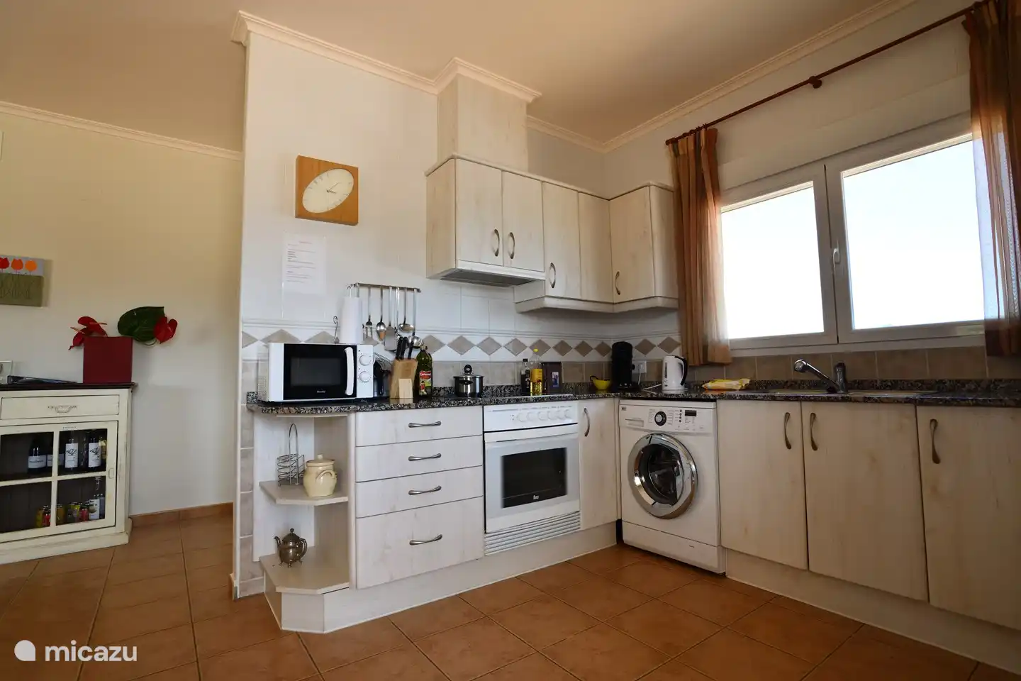 ESTRELLA: Keuken met zicht op entree