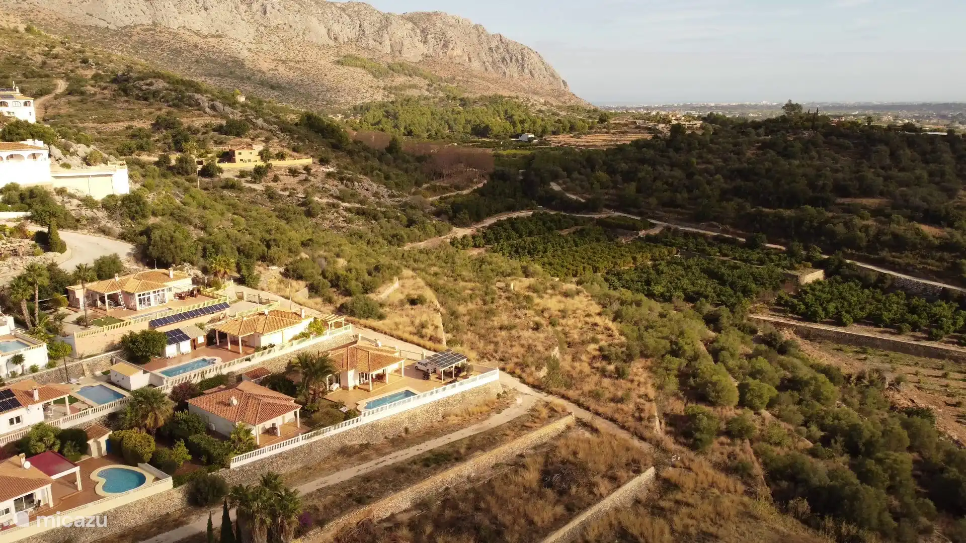 Een opname met 'n drone voor een overzicht van de omgeving. De 2 woningen op de hoek zijn ESTRELLA y LUNA