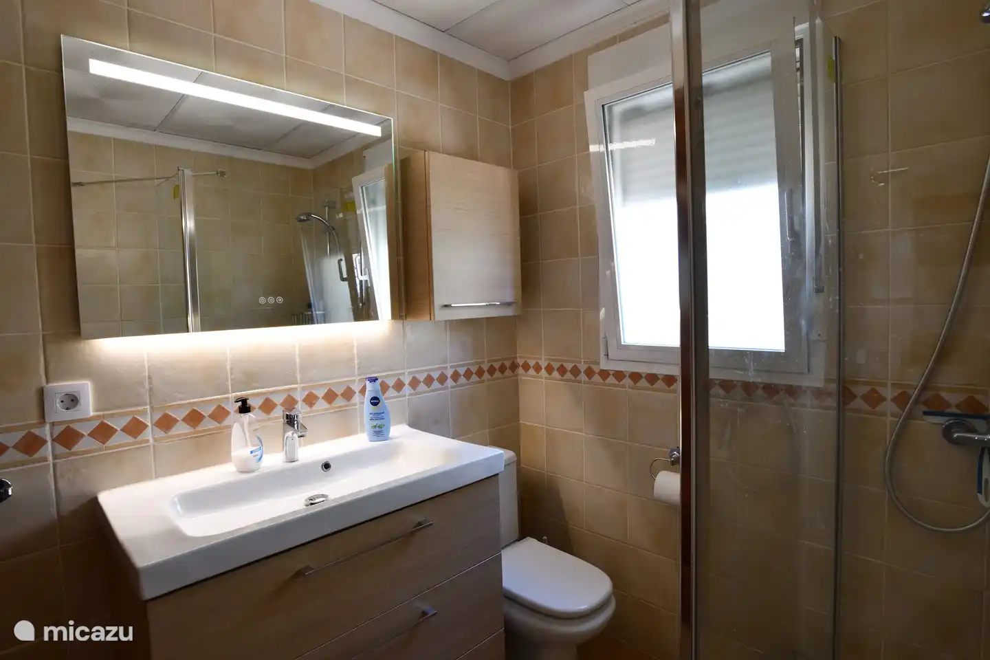 Moderne badkamer 1 in Estrella